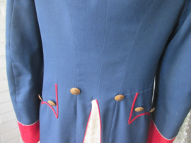 Napoleontisch uniform, zeer netjes en historisch verantwoord gemaakt, natuurgetrouw. voorzien van een aantal oude Franse genie knopen. Oude replica.