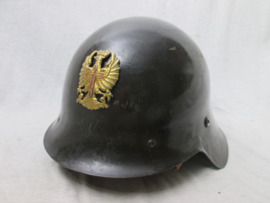 Spanish helmet model 1926, used in the civil war 1936. Spaanse helm model 1926, gebruikt in de Spaanse burgeroorlog 1936. voorzien van de Spaanse adelaar voorop de helm oud type helmembleem perfekte staat.