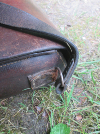 Belgium leather bag for pioneer. Belgische leren tas, gebruikt door de genie, Frans talig opschrift GENIE MILITAIRE, nooit eerder tegen gekomen, gedragen staat