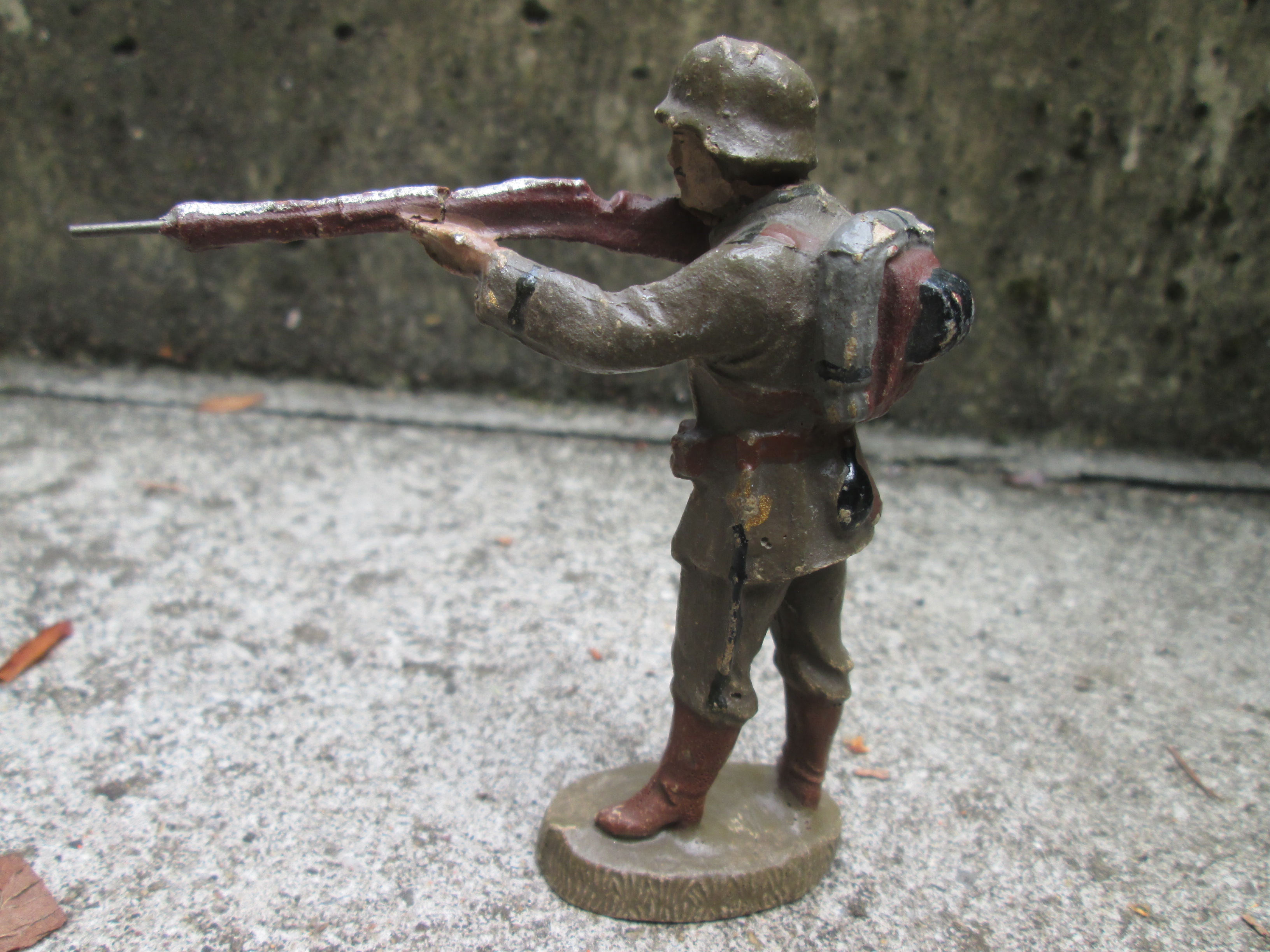 ELASTOLIN German soldier with rifle 10cm. Elastolin Duitse soldaat groot model jaren 20/30 maat 10 cm.