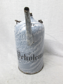 Enamel oil can. Emaille kan voor 2 liter Petroleum, gotisch opschrift, zeer nette staat.