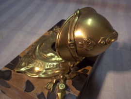 Inkwell French helmet on marble. Inktpotje, Vuurvergulde franse helm met vlag sabel en dergelijke op marmeren voet, gesigneerd TOP item.