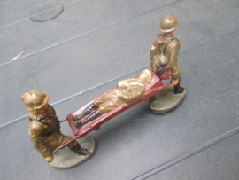 ELASTOLIN Belgium red cross soldiers with brancard. Belgische Rode Kruis soldaten met gewonde soldaat.