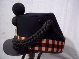Scottish Highland light Infantry shako nicely dated 1912 with War Department stamps, cord boss with thistle device. Schotse shako manschap wollige stof mooi gemarkeerd W /I\ D 1912 compleet met koord vrij ZELDZAAM.