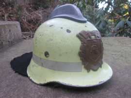 Dutch fire department helmet with front badge. Nederlandse brandweerhelm, naar Duits model fluoriserende verf, met koperen embleem, zoals ze gedragen werden door het Maastrichter Brandweerkorps in de jaren 50-60.