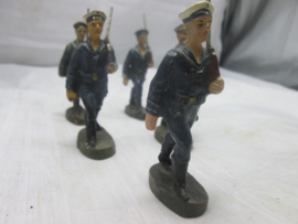 ELASTOLIN 5 German sailors marching WW1 Imperial Reichsmarine. 5 matrozen van de Duitse keizerlijke marine zeldzaam geheel bespeelde staat.