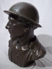Statue of a British soldier with steelhelmet. signed G.CARLI - 1920-1949. Beeld van een Engelse soldaat met helm, gips, gebronsd, afmeting 30 x 25 x 20 cm. geicht 2,5 kilogram. Zeer net beeld.