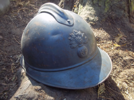 French helmet 1915 with infantry badge, and leather officers chinstrap. Franse helm M-15 met 1e model infanterie embleem en leren kinband  officiers model. mooie horizon blauwe kleur, Casque Adrianne.