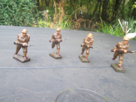 LINEOL 4 Belgium soldiers attacking, smaler size. 4 Belgische soldaten in de aanval kleiner model.