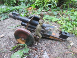 Tin canon with tin soldiers on it. French made VEBE. Franse makelij blikken speelgoed kanon met daarop blikken soldaten vroeg stuk speelgoed camouflage gemaakt.