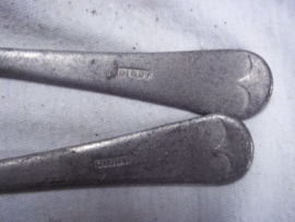 2 Brittish spoons with initials GR. 2 Engelse lepels van een infanterie regiment.