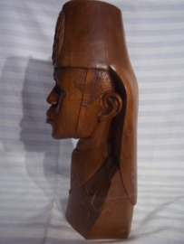 Wooden statue of a colonial soldier from the belgium army in Belgium Congo. Houten beeld van een ABBL soldaat, met fez en nationaal embleem Belgisch leger in de Congo, 40 cm zeer zeldzaam.