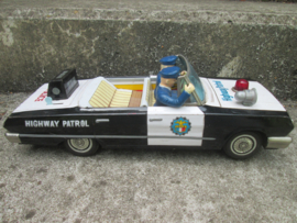 Tin toy mechanical batteries, Police car making noise sirene and light flashlight and STOP sign. Made in Japan Blikken politieauto werkend zwaailamp sirene, stop bord op batterijen. DAIYA Highway Patrol.