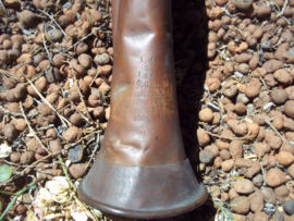 British bugle WW1 - 1902. with maker and donation inscription. Engels Bazuin met maker en oorlogspijl en een gravering met de naam van de donateur Boys Brigade, de scouting.