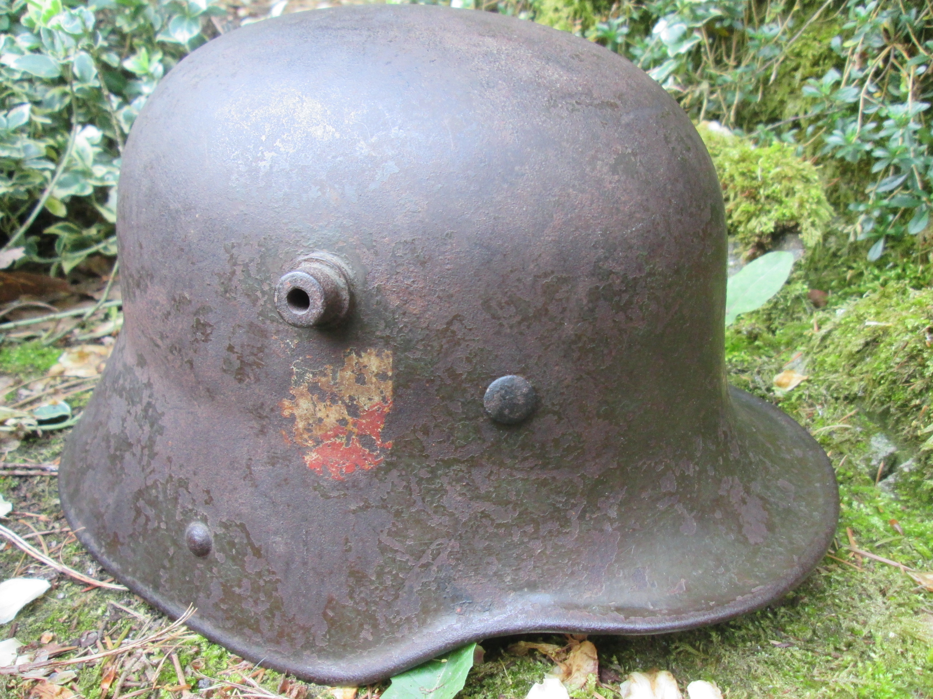 Very rare German Double decal helmet model 1916 with M-1930 innerliner. Duitse dubbele decal Wehrmacht helm M-1916 met origineel M-1930 binnenwerk, zeer bijzonder. mooi herbruikte helm door de Reichswehr, daarna Wehrmacht, zeldzaam stuk.