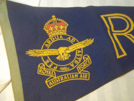 Pennant Royal Australian Air Force. R.A.A.F. Wimpel van vilt met opdruk oorlogs aanmaak 1945 als herinnering aan de R.A.A.F.