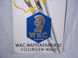 German advertisment of WKC swords and bayonets. Kartonnen reclame Derde Rijk, van WKC Waffenfabrik - Solingen-Wald. mooie afbeelding met sabels en bajonetten, zeer decoratief bij een wapen verzameling. 30 bij 48 cm. zeldzaam, rare.