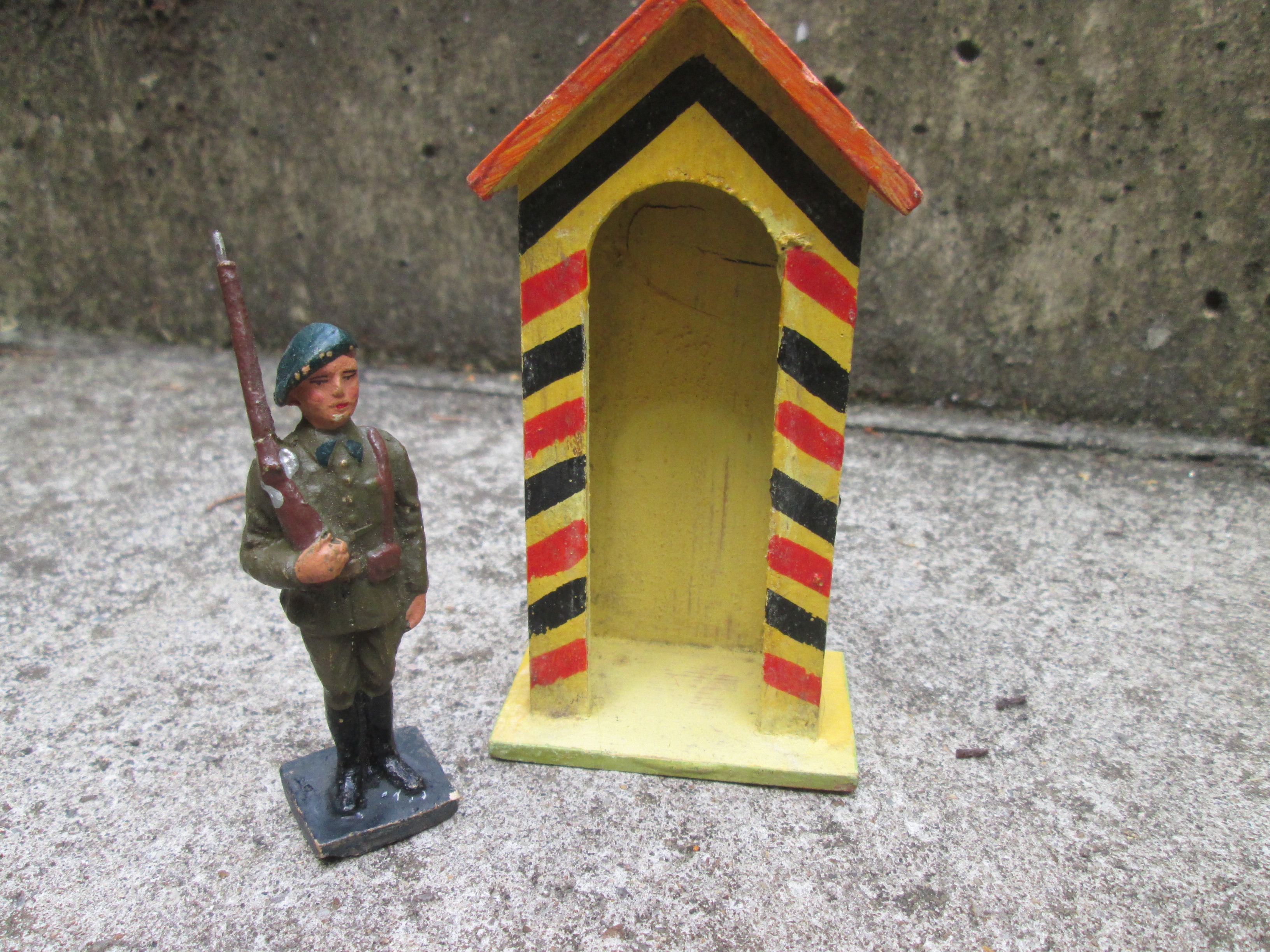 DURSO Belgische Ardeense Jager (soldaat) in wachthuisje met de Belgische nationale kleuren.