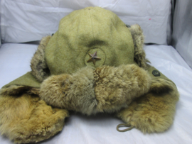 Japanese army winter rabbit fur officers cap, nicely marked with metal star. Japanse officiers winter bont muts met metalen ster geheel compleet zeldzaam stuk.
