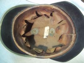 German firehelmet 1910- 1930, complete with 2 cocards. Duitse leren brandweerhelm, compleet met de 2 cocarden, binnenwerk, embleem, stormriem en zelfs de makerplaatjes.
