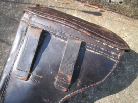 German P08 Luger holster. Duits P08 luger holster mooi gemarkeerd Schwarzenberger en Co Nurnberg 1918. sluitgesp zit los, verder zeer nette staat.