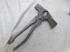 German plier for the machine gun. marked Eigentum der Heeresverwaltung. Machine geweertang mooi gemarkeerd TOP item.