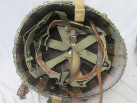 US- Army paratrooper helmet front seam, fixed bail, with Westinghouse liner. nicely marked. Amerikaanse parahelm met binnenhelm, zeldzame set. leuk is dat de binnenhelm na de oorlog door de PATHE cinema's is gebruikt