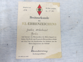 German HJ Ehrenzeichens award, numbered. Duitse oorkonde van het Hitler- Jugend Ehrenzeichen genummerd, bijzonder document ondertekend door Artur Axmann - 1932 met goud omranding.
