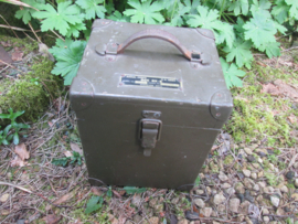 US- Army Signal Corps wooden box nicely marked and dated. US- Army, Amerikaans leger houten koistje, leeg, mooi gemarkeerd en gedateerd.