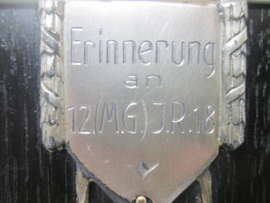 German plaque Machine- gun Corps. Duitse plakette van het Machinegeweer korps. scherpschutters embleem afgebeeld Erinnerung an 12 (MG) IR 18. Machine gewehr Battalion. zeer bijzonder.