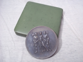 Duitse oorkonde met penning in doos, zilveren draagspeld met lint en rond speldje.  Für langjärige mitarbeit im Dienste der Pfälzischen Wirtschaft.  25 jaar. diameter penning 8 cm.