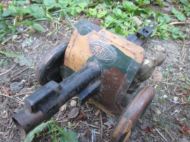 Tin canon with tin soldiers on it. French made VEBE. Franse makelij blikken speelgoed kanon met daarop blikken soldaten vroeg stuk speelgoed camouflage gemaakt.