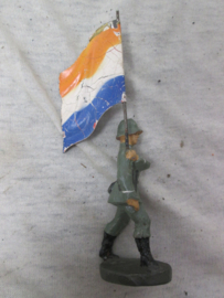 Elastolin soldier with Dutch flag. Elastolin soldaat met nederlandse vlag mooi gemerkt.