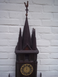 Tramp- Art zelfgemaakte kerk of kapel, bestaat uit 3 delen, in het midden hebben ze een opbergkastje gemaakt zeer netjes gedaan. tramp-art (1870- 1940). geen uurwerk. afmeting  86 cm hoog, 21 cm diep en 34 vm breed ZEER DECORATIEF