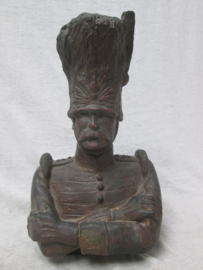 Bronze buste of a Dutch Grenadier, signed H. Goldman, Metaalgieterij Holland, Amsterdam, Bronzen Beeld van een Grenadier, jaren 30 hoog 24 cm. zeer decoratief Garde regiment Grenadiers.