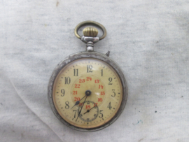 German watch WW1, Duits patriotisch zakhorloge met militaire afbeelding. 1914- 1916 met als opschrift Feldzug gegen Frankreich, Russland, England u.s.w. werkend horloge.