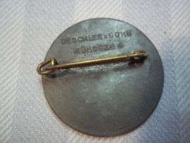 German tinnie Flugspende 1922 Bayern, with maker. Duits speldje steun aan de luchtvaart, met maker