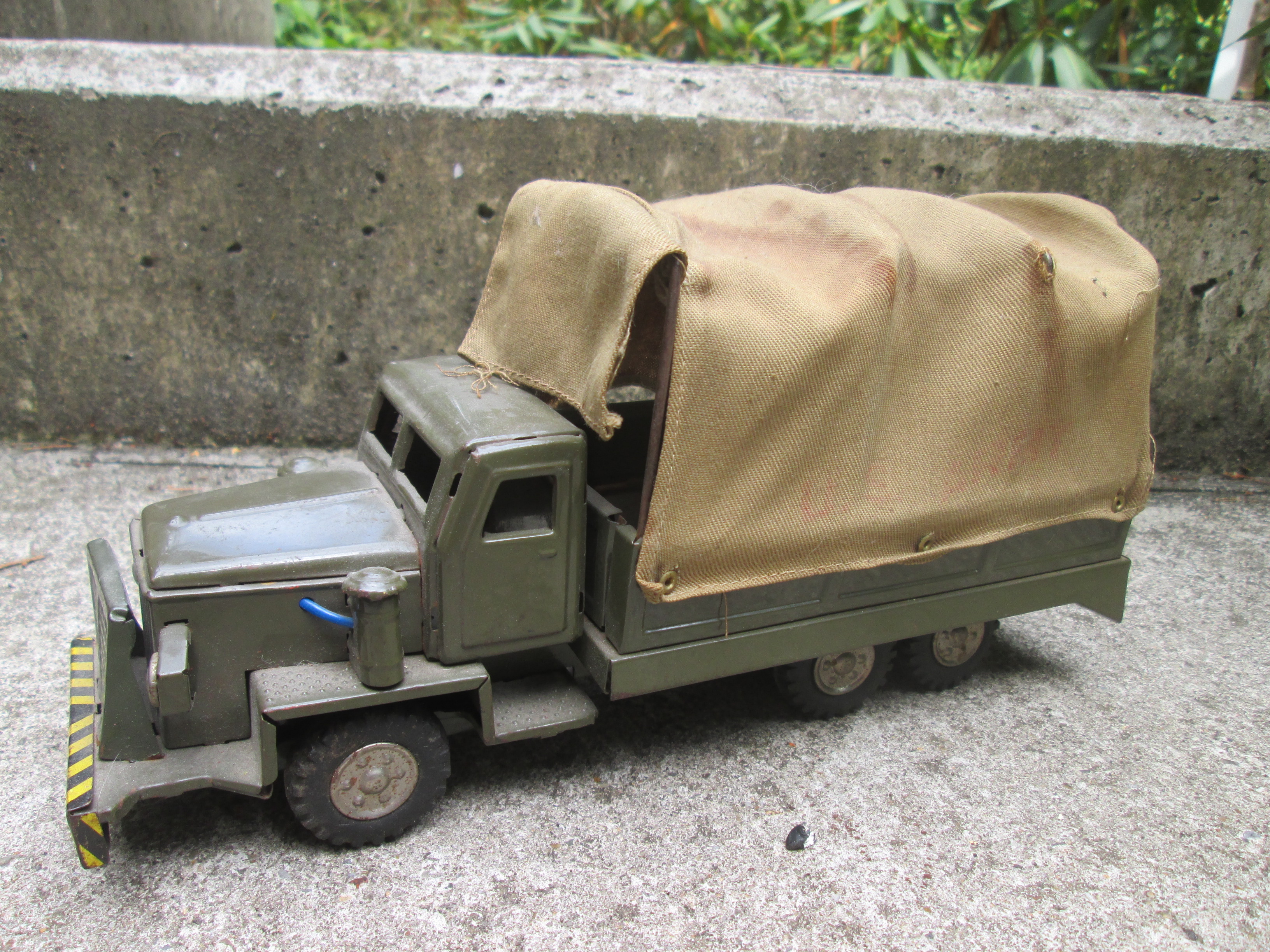 Military toy truck US Army. Blikken speelgoed vrachtwagen Amerikaans leger Made in Japan jaren 60, werkend.