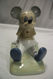 Mickey Mouse made of China, Disney productions seventies. Porseleinen Mickey apart, onderaan gestempeld.
