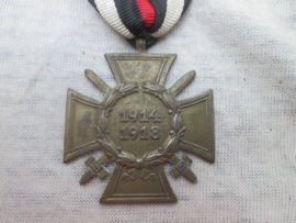 German war medal Hindenburg kreuz. 1914-1915 Duitse Kriegsverdienst medaille met zwaarden en hersteller. Ehrenkreuz für Frontkämpfer.