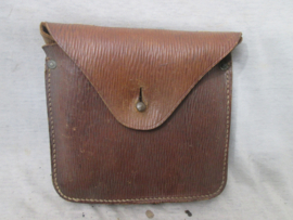 British aemy leather pouch with folding saw nicely marked not complete. Engels leren tasje met opgerolde zaag 1942, mooi gemarkeerd, helaas niet compleet.