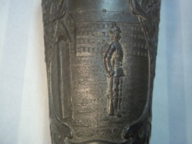 Tinnen beker, met militaire afbeeldingen van het Pruisische leger, leuk gemarkeerd met de maker. Pewter cup with military images.