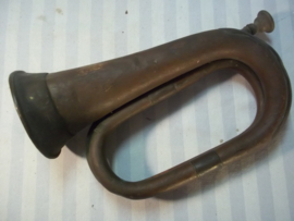 British bugle WW1 - 1902. with maker and donation inscription. Engels Bazuin met maker en oorlogspijl en een gravering met de naam van de donateur Boys Brigade, de scouting.