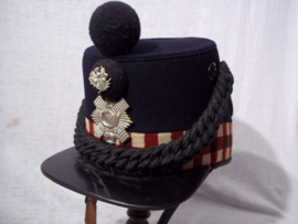 Scottish Highland light Infantry shako nicely dated 1912 with War Department stamps, cord boss with thistle device. Schotse shako manschap wollige stof mooi gemarkeerd W /I\ D 1912 compleet met koord vrij ZELDZAAM.