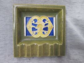 Ashtray with Dutch cap badge. Asbak jaren 50-60 met baretembleem van de Verbindingen.