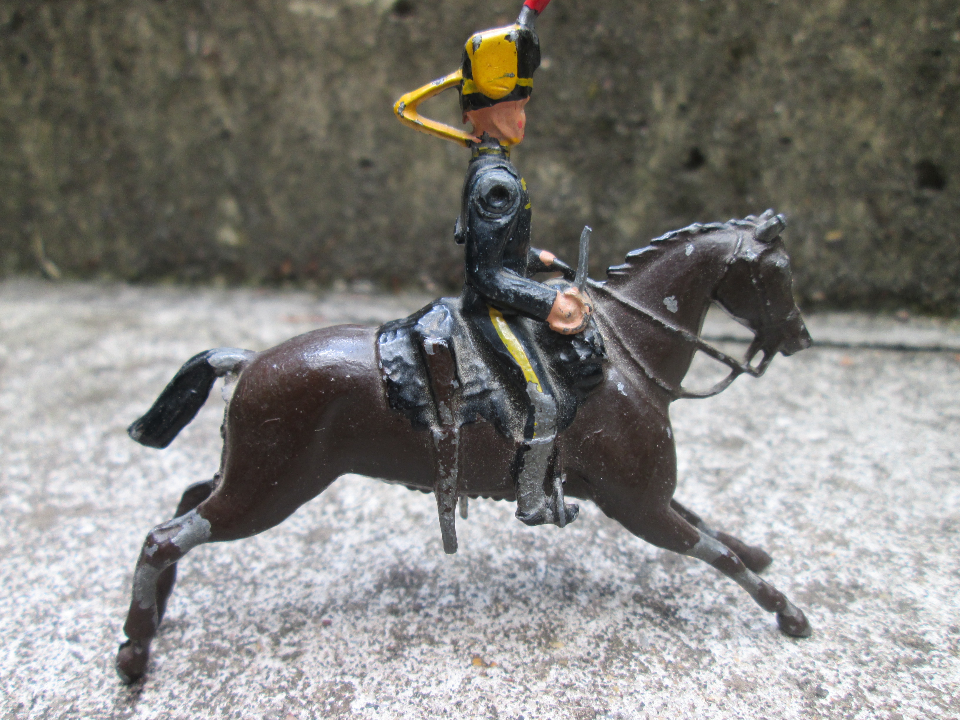 Tin soldier British hassars with moving arm. Tinnen soldaatje Britse Huzaar op paard bewegende arm Britain made