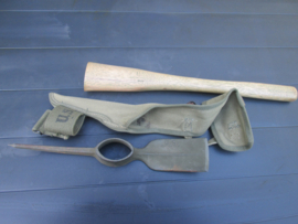US Army pick- mattock intrenching and carrier. Amerikaanse pikhouweel M1910 in canvas hoes, perfecte staat mooi gemarkeerd met 1942 en 1944 datums TOP stuk.