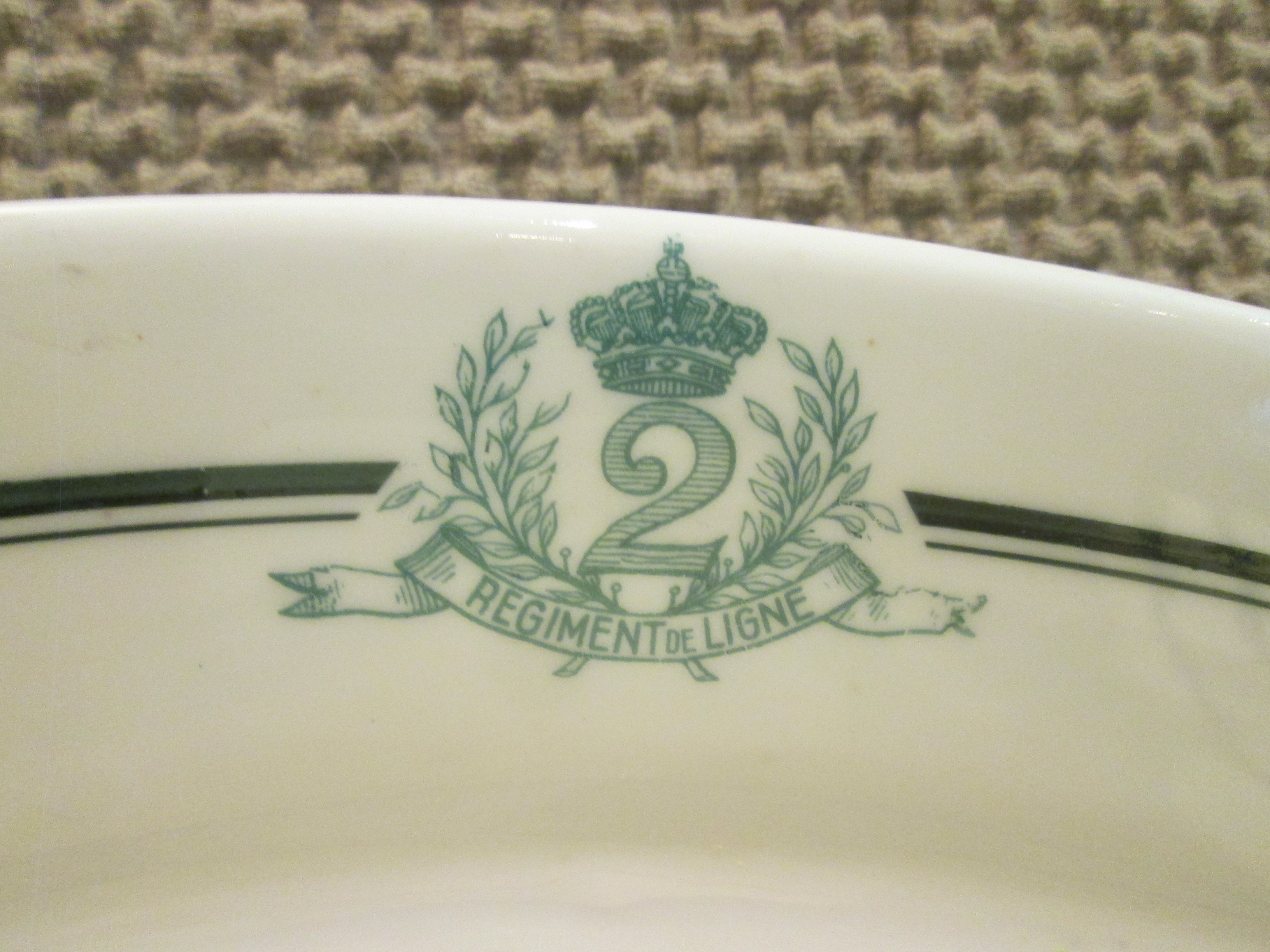Belgium saucer officers mess. belgische schaal met regiments embleem voor WO2 