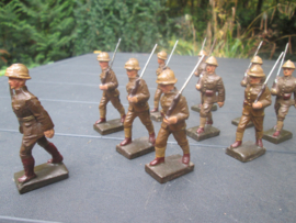 LINEOL 10 Belgium marching soldiers smaler size. 10 Marcherende belgische soldaten klein model. goede staat.