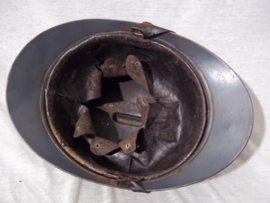 French helmet 1915 Casque Adrianne. Franse helm M-15 met chausseur embleem, Jagers regiment. mooi op kleur, zeer nette helm.